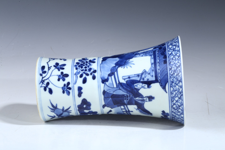 古玩陶瓷晚清民國·青花人物花卉紋花觚
真品鑒賞圖