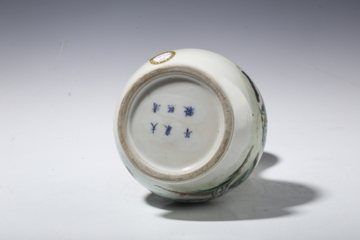 古玩陶瓷晚清·五彩山水人物紋蒜頭瓶拍賣，當(dāng)前價(jià)格8136元