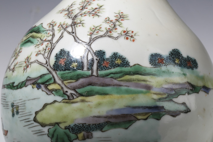 古玩陶瓷晚清·五彩山水人物紋蒜頭瓶拍賣，當(dāng)前價(jià)格8136元