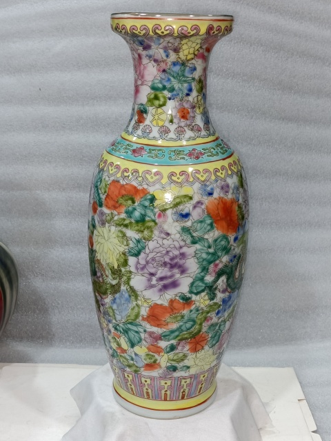 古玩陶瓷粉彩雙龍百花紋瓶拍賣,當(dāng)前價格1888元
