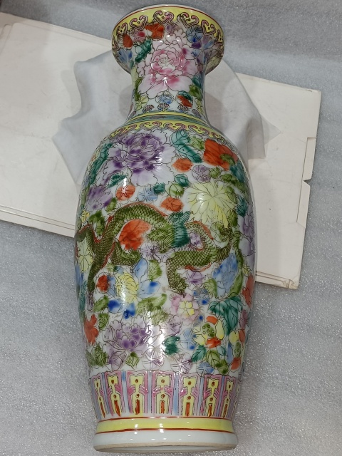 古玩陶瓷粉彩雙龍百花紋瓶拍賣,當(dāng)前價格1888元