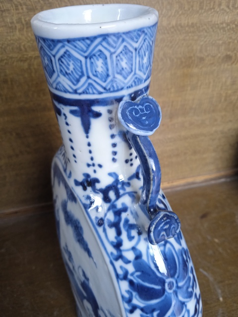 古玩陶瓷晚清青花開窗人物抱月瓶拍賣，當(dāng)前價(jià)格3999元