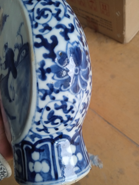 古玩陶瓷晚清青花開窗人物抱月瓶拍賣，當(dāng)前價(jià)格3999元