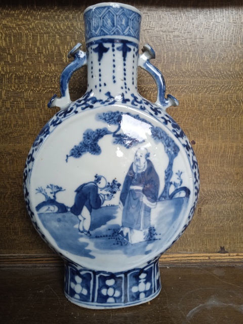 古玩陶瓷晚清青花開窗人物抱月瓶拍賣，當(dāng)前價(jià)格3999元