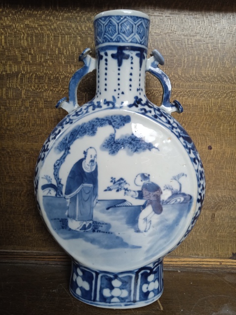 古玩陶瓷晚清青花開窗人物抱月瓶拍賣，當(dāng)前價(jià)格3999元
