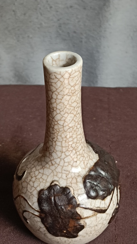 古玩陶瓷哥釉貼塑花卉紋小天球瓶拍賣，當前價格3200元