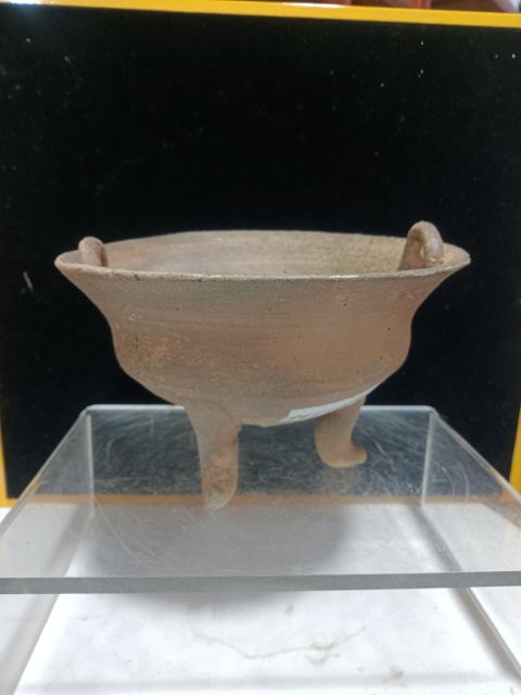 古玩陶瓷戰漢雙耳三足硬陶鼎拍賣，當前價格2000元