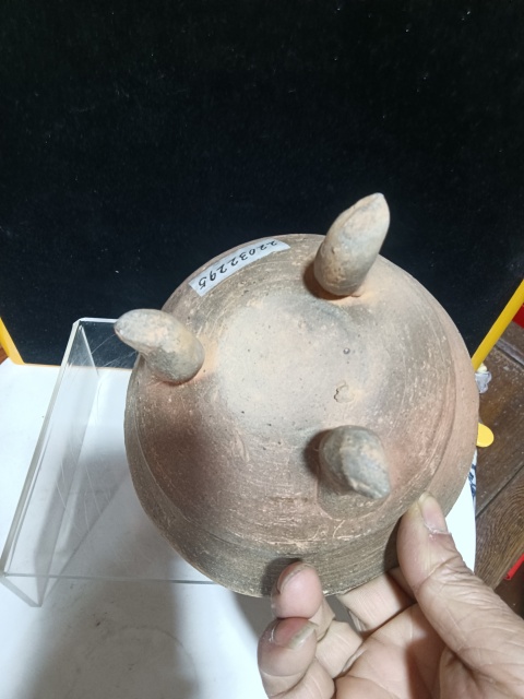 古玩陶瓷戰漢雙耳三足硬陶鼎拍賣，當前價格2000元