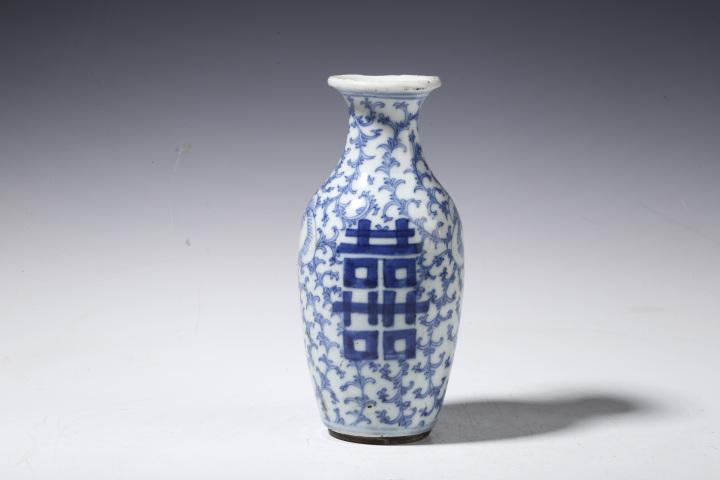 古玩陶瓷清中期·青花纏枝喜字紋瓶拍賣，當前價格108元