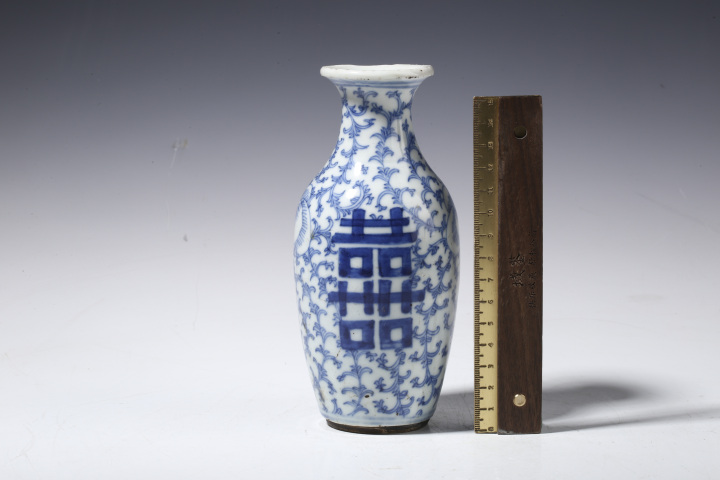 古玩陶瓷清中期·青花纏枝喜字紋瓶拍賣，當前價格108元