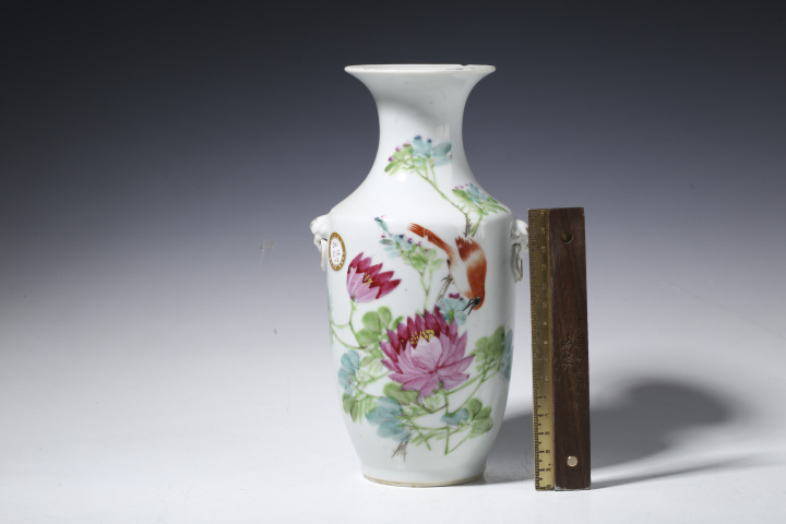 古玩陶瓷·淺絳彩花鳥詩文鋪首耳瓶
真品鑒賞圖