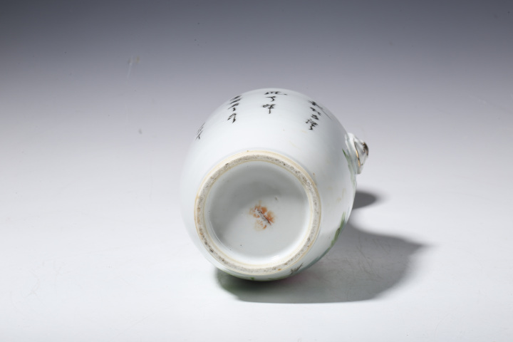 古玩陶瓷·淺絳彩花鳥詩文鋪首耳瓶
真品鑒賞圖