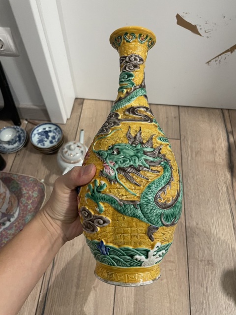 古玩陶瓷素三彩堆塑龍紋撇口瓶拍賣,當前價格5800元