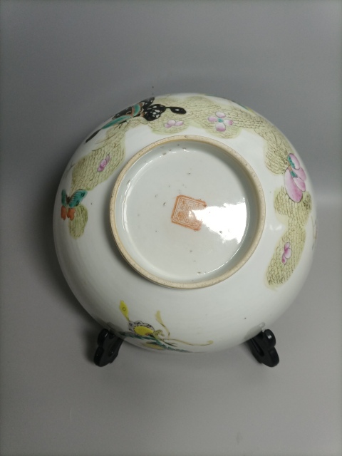 古玩陶瓷晚清花蝶紋粉彩大碗拍賣，當(dāng)前價(jià)格2600元