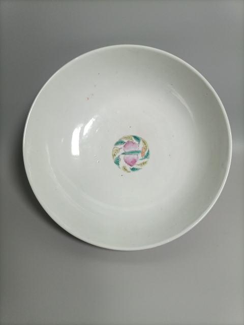 古玩陶瓷晚清花蝶紋粉彩大碗拍賣，當(dāng)前價(jià)格2600元
