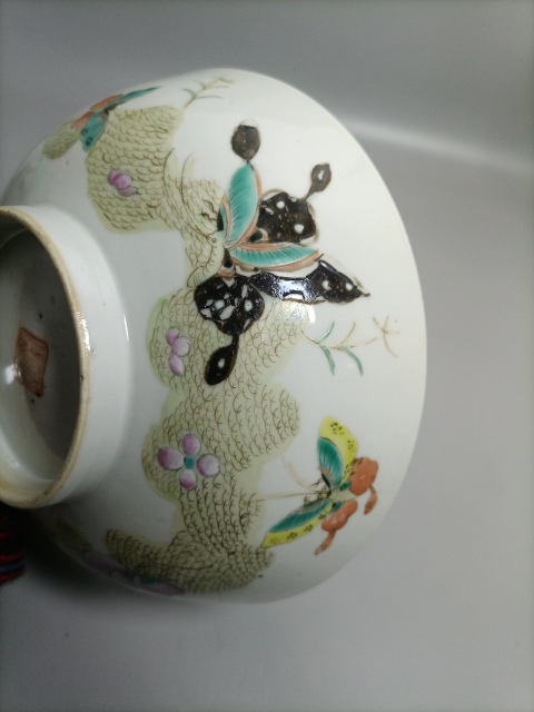 晚清花蝶紋粉彩大碗拍賣，當前價格2600元