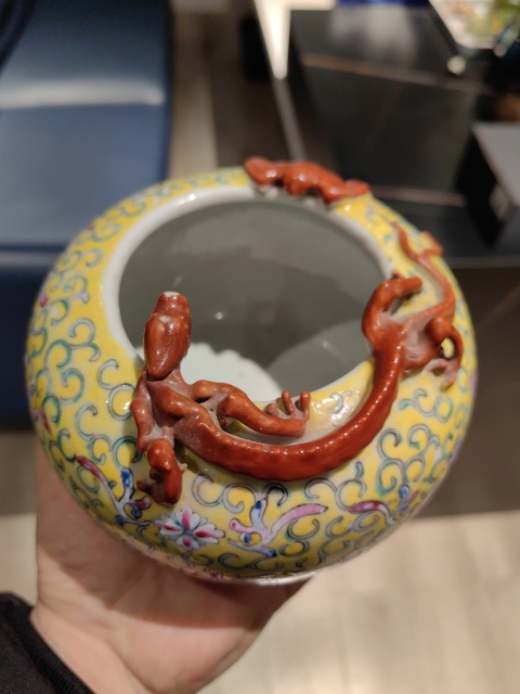 古玩陶瓷民國·黃地粉彩纏枝壽字紋堆塑螭龍蝙蝠水洗拍賣,當前價格3999元