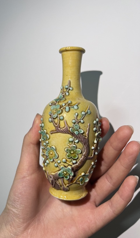 古玩陶瓷【民國精品】黃地貼塑素三彩花卉紋撇口瓶拍賣，當(dāng)前價格2900元