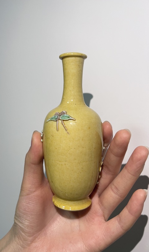 古玩陶瓷【民國精品】黃地貼塑素三彩花卉紋撇口瓶拍賣，當(dāng)前價格2900元
