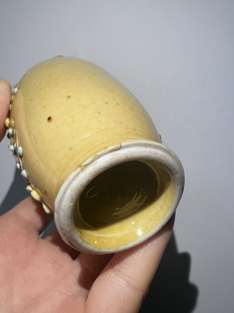 古玩陶瓷【民國精品】黃地貼塑素三彩花卉紋撇口瓶拍賣，當(dāng)前價格2900元