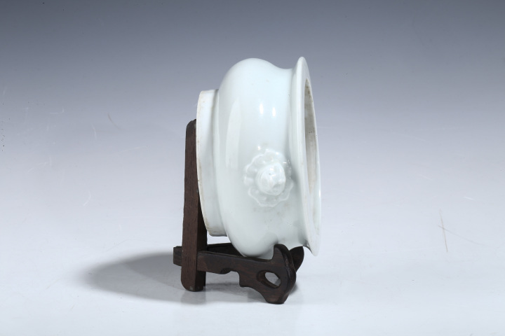 古玩陶瓷清中·德化窯白釉雙獅耳爐真品鑒賞圖