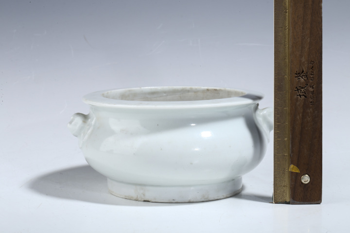 古玩陶瓷清中·德化窯白釉雙獅耳爐真品鑒賞圖