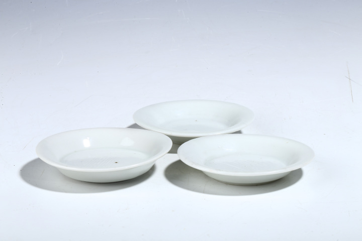 古玩陶瓷民國·白釉暗刻團壽紋盤（三件）拍賣，當前價格1500元