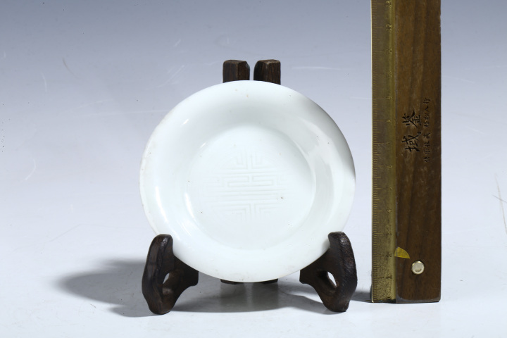 古玩陶瓷民國·白釉暗刻團壽紋盤（三件）拍賣，當前價格1500元