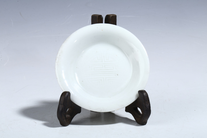 古玩陶瓷民國·白釉暗刻團壽紋盤（三件）拍賣，當前價格1500元