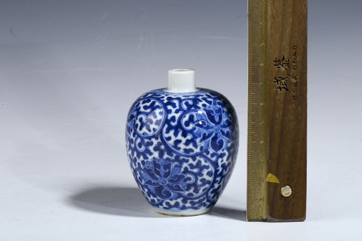 中国美術 青花 纏枝蓮花紋 小壷 鼻煙壷 6cm 送料無料 中国美術 青花 纏枝蓮花紋 小壷 鼻煙壷 6cm 送料無料