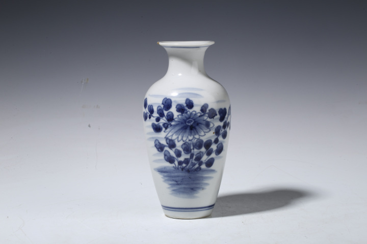 古玩陶瓷清中期·青花花卉紋瓶拍賣,當前價格0元