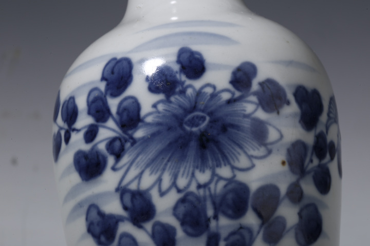 古玩陶瓷清中期·青花花卉紋瓶拍賣,當前價格0元