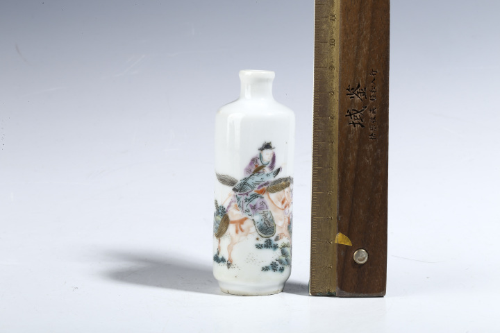 古玩陶瓷晚清·粉彩馭馬圖鼻煙壺真品鑒賞圖