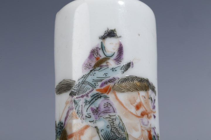 古玩陶瓷晚清·粉彩馭馬圖鼻煙壺真品鑒賞圖