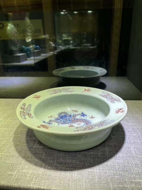 古玩雜項乾隆·青釉青花堆白釉里紅盤龍紋折沿洗拍賣，當前價格75000元