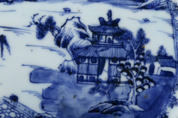 古玩陶瓷清乾隆·青花山水樓閣紋八方盤拍賣，當(dāng)前價格3300元
