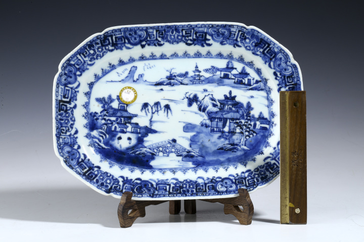 古玩陶瓷清乾隆·青花山水樓閣紋八方盤拍賣，當(dāng)前價格3300元