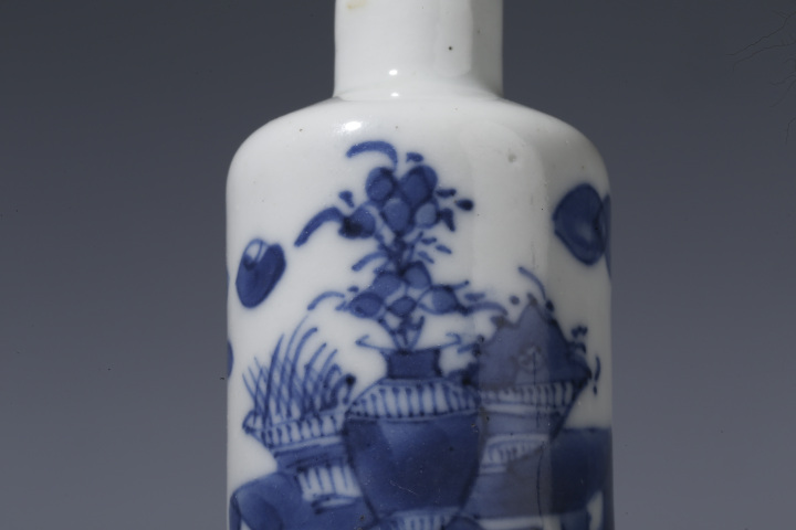 古玩陶瓷晚清·青花博古紋鼻煙壺拍賣,當(dāng)前價(jià)格198元