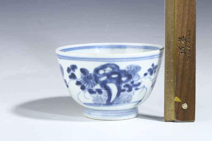 古玩陶瓷清康熙·青花洞石花卉紋碗拍賣，當前價格1490元