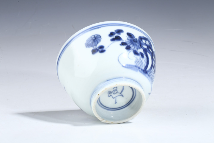 古玩陶瓷清康熙·青花洞石花卉紋碗拍賣，當前價格1490元