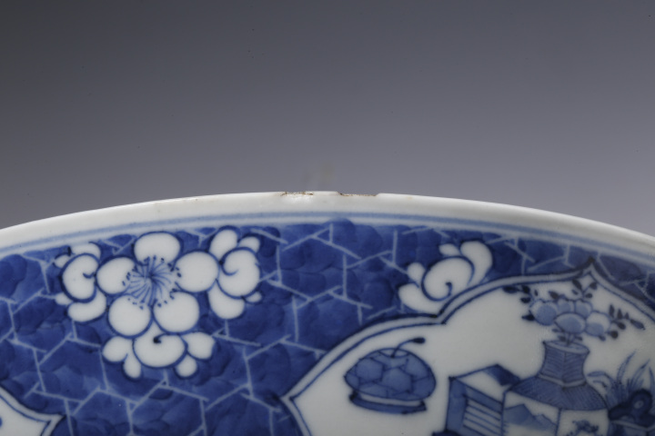 古玩陶瓷清晚期·青花冰梅開窗博古人物紋碗拍賣,當前價格258元