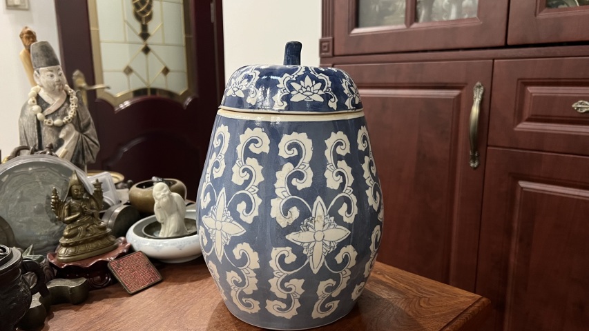 古玩陶瓷花卉紋蓋罐拍賣,當(dāng)前價(jià)格199元