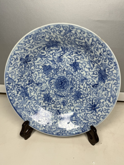 古玩陶瓷清早期·仿永宣青花淡描纏枝花卉紋盤拍賣，當前價格8000元