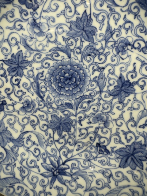 古玩陶瓷清早期·仿永宣青花淡描纏枝花卉紋盤拍賣，當前價格8000元