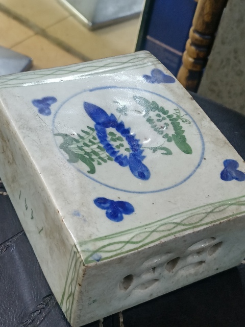古玩陶瓷花卉紋書擋拍賣，當(dāng)前價(jià)格480元