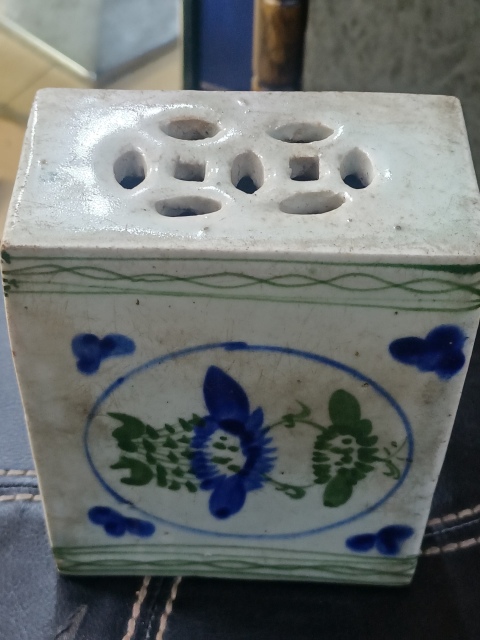 古玩陶瓷花卉紋書擋拍賣，當(dāng)前價(jià)格480元