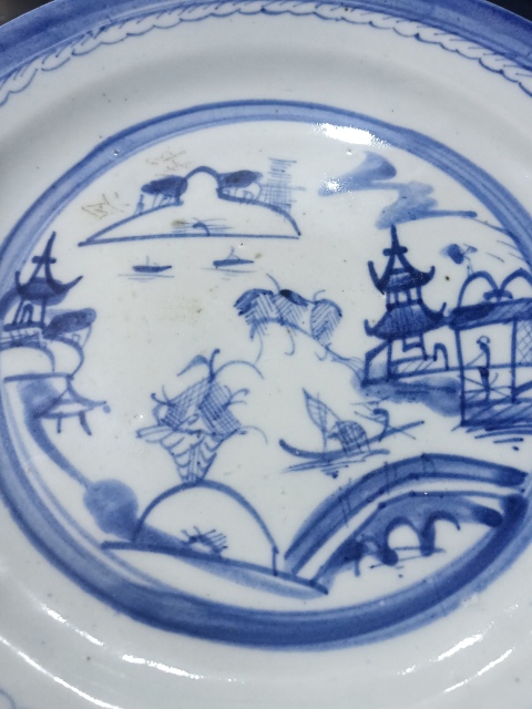 古玩陶瓷清中期青花山水人物紋折沿盤拍賣,當前價格1800元