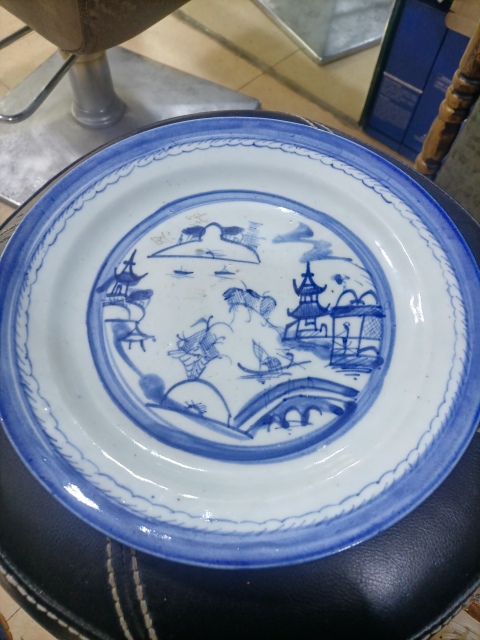 古玩陶瓷清中期青花山水人物紋折沿盤拍賣,當前價格1800元