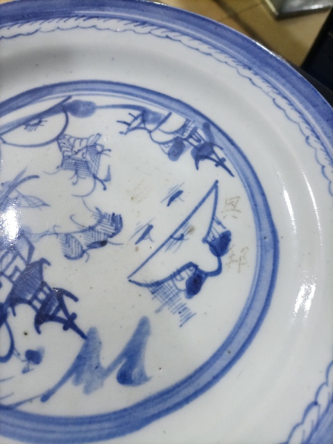 古玩陶瓷清中期青花山水人物紋折沿盤拍賣,當前價格1800元