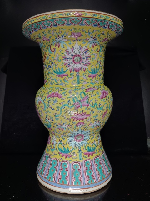 古玩陶瓷晚清黃地粉彩寶相花紋花觚拍賣，當前價格29800元